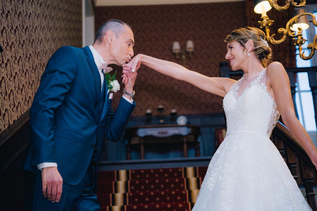 le marié fait un baise-main à la mariée